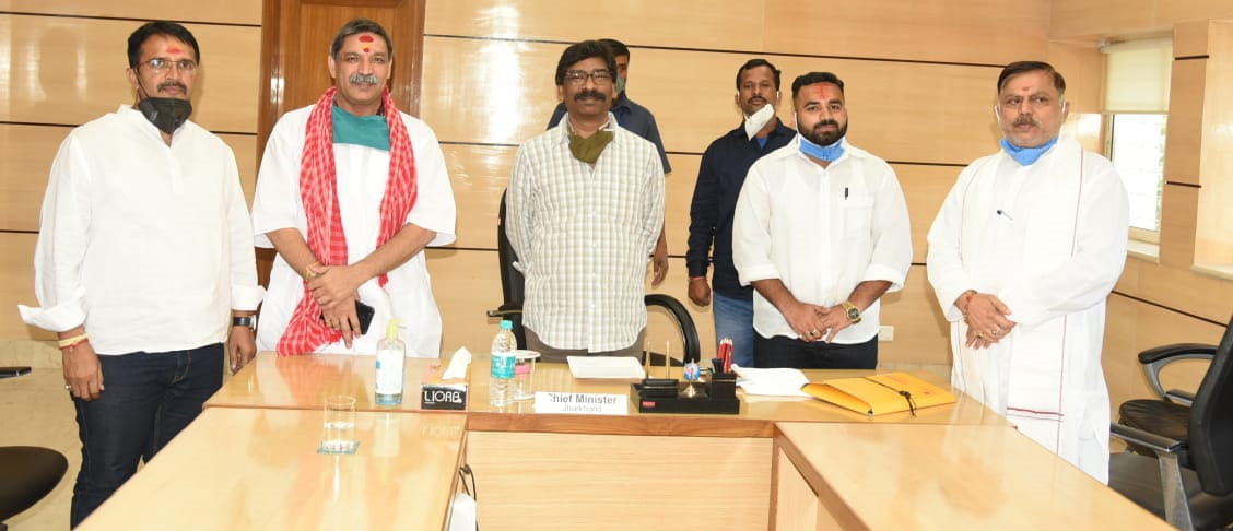 मुख्यमंत्री श्री हेमन्त सोरेन से  पंडा धर्मरक्षिणी सभा, देवघर के प्रतिनिधिमंडल ने मुलाकात की 