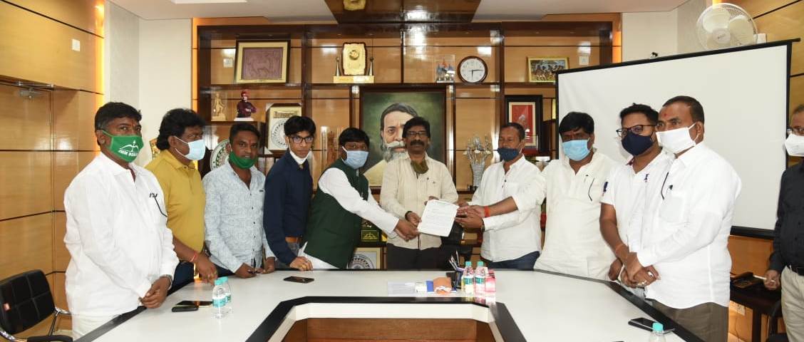 सरना धर्म कोड बिल पारित कर केंद्र सरकार को प्रस्ताव भेजने को लेकर मुख्यमंत्री श्री हेमन्त सोरेन को झारखंड मुक्ति मोर्चा ने सौंपा ज्ञापन