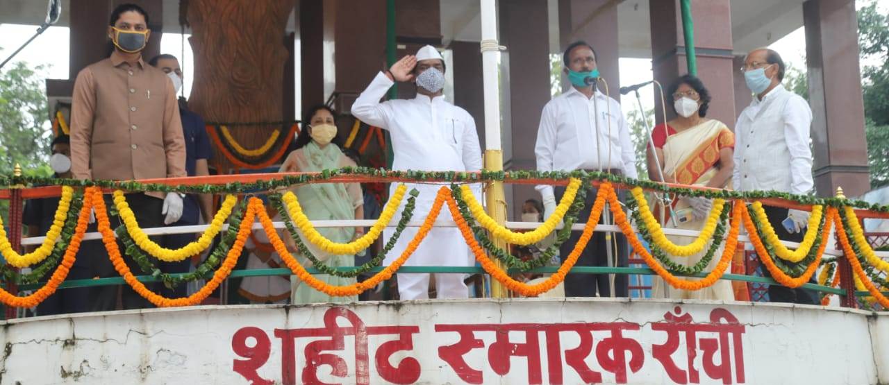 मुख्यमंत्री हेमन्त सोरेन ने शहीद चौक स्थित शहीद स्थल सह स्मारक पर आयोजित स्वतंत्रता दिवस समारोह में झंडोत्तोलन किया 