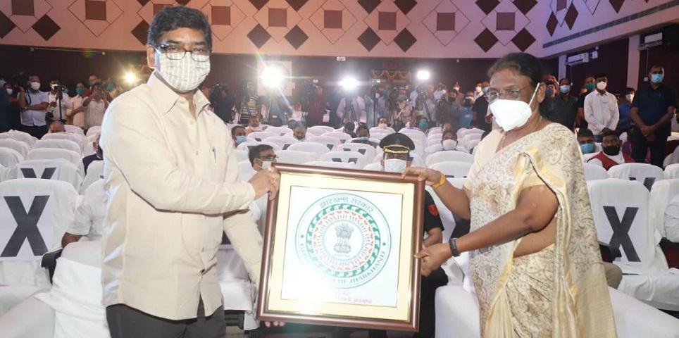 राज्यपाल श्रीमती द्रौपदी मुर्मू, मुख्यमंत्री श्री हेमन्त सोरेन, विधानसभा अध्यक्ष श्री रबिन्द्र नाथ महतो व राज्य सभा सांसद श्री शिबू सोरेन ने झारखण्ड के नए प्रतीक चिन्ह को किया जारी