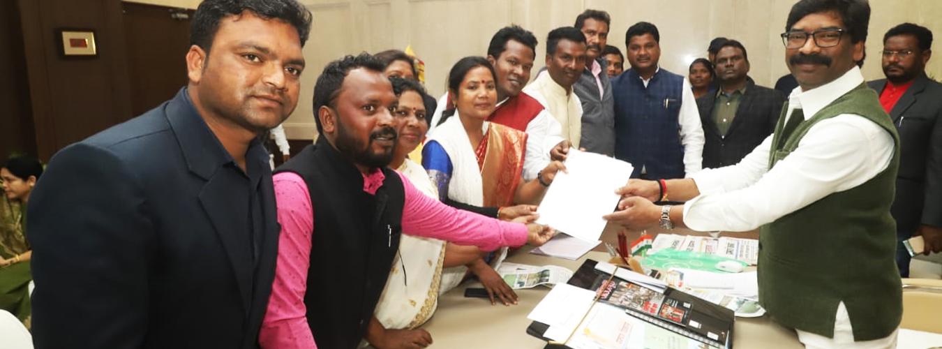 आदिवासी समाज ने की सरहुल पर दो दिनों के राजकीय अवकाश  की मांग, मुख्यमंत्री को सौंपा ज्ञापन