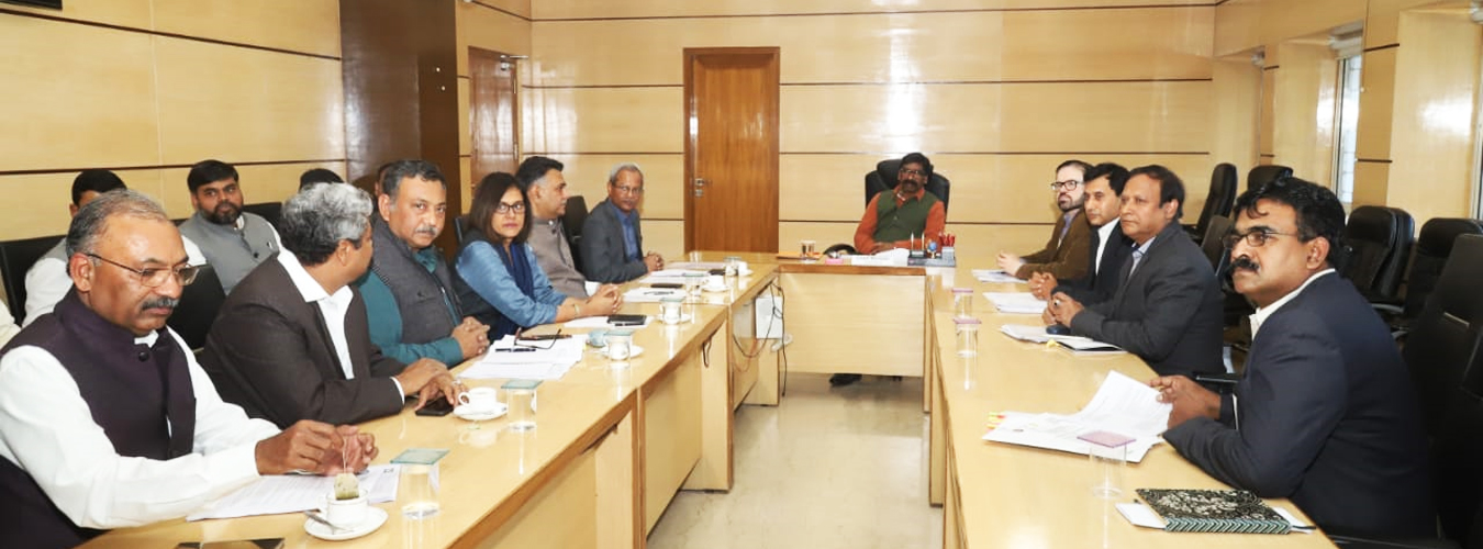 मुख्यमंत्री से मिले  दक्षिण पूर्व रेलवे के जीएम, रेल इंफ्रास्ट्रक्चर और यात्री सुविधा बढ़ाने पर हुई बात 