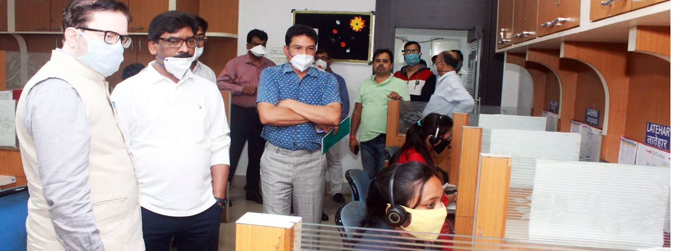 मुख्यमंत्री श्री हेमन्त सोरेन ने सूचना भवन स्थित कोरोना नियंत्रण कक्ष का लिया जायजा 
