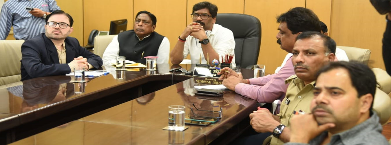  मुख्यमंत्री ने  वीडियो कॉन्फ्रेंसिंग के माध्यम से सभी जिले के उपायुक्तों से किया संवाद, लॉक डाउन की स्थिति की समीक्षा की 