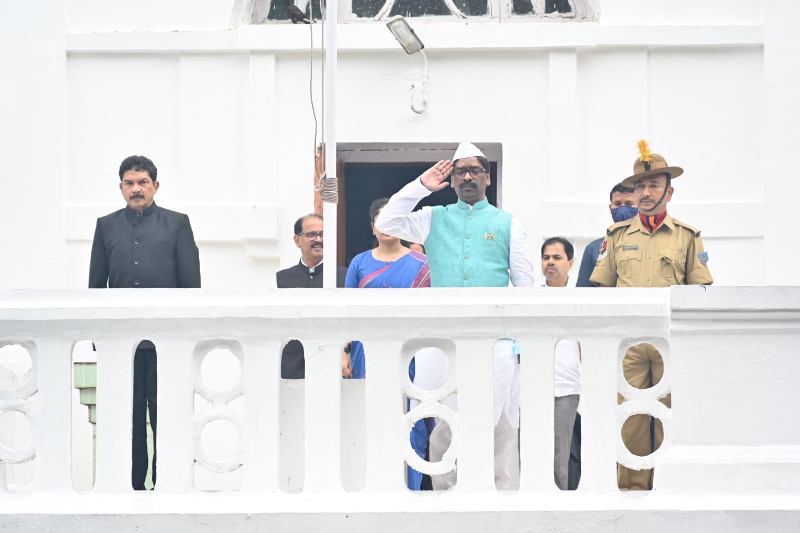 Chief Minister Shri Hemant Soren hoisting the flag at Chief Ministers residence (Old) for Independence Day