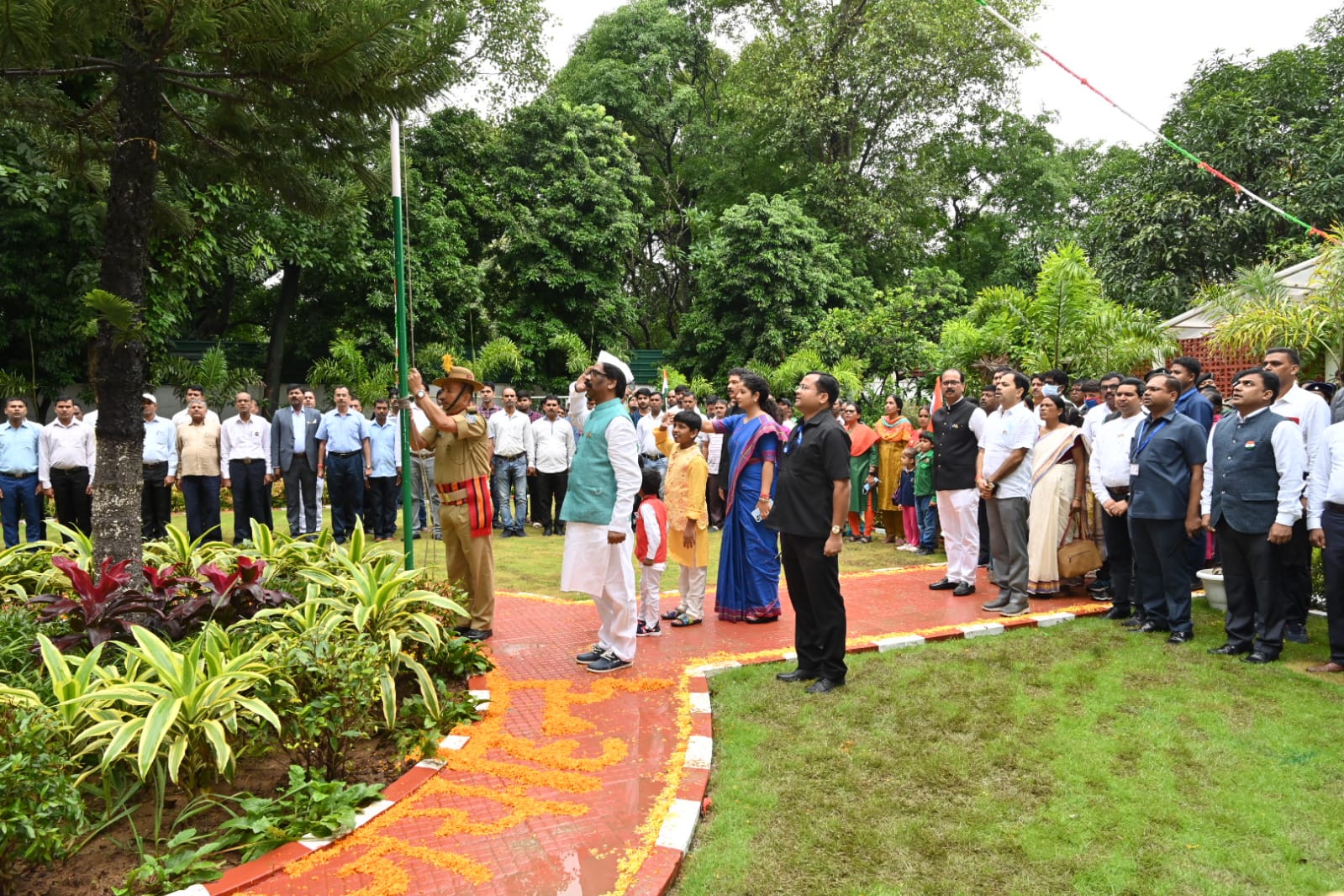Chief Minister Hemant Soren hoisting the flag at the Chief Ministers residence (present) for Independence Day