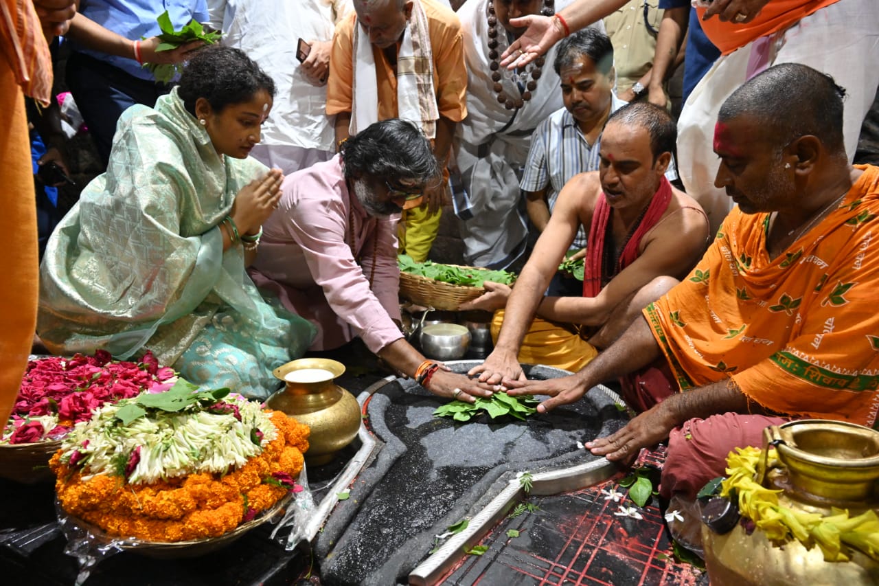 Honorable Chief Minister offering prayers at Babadham temple