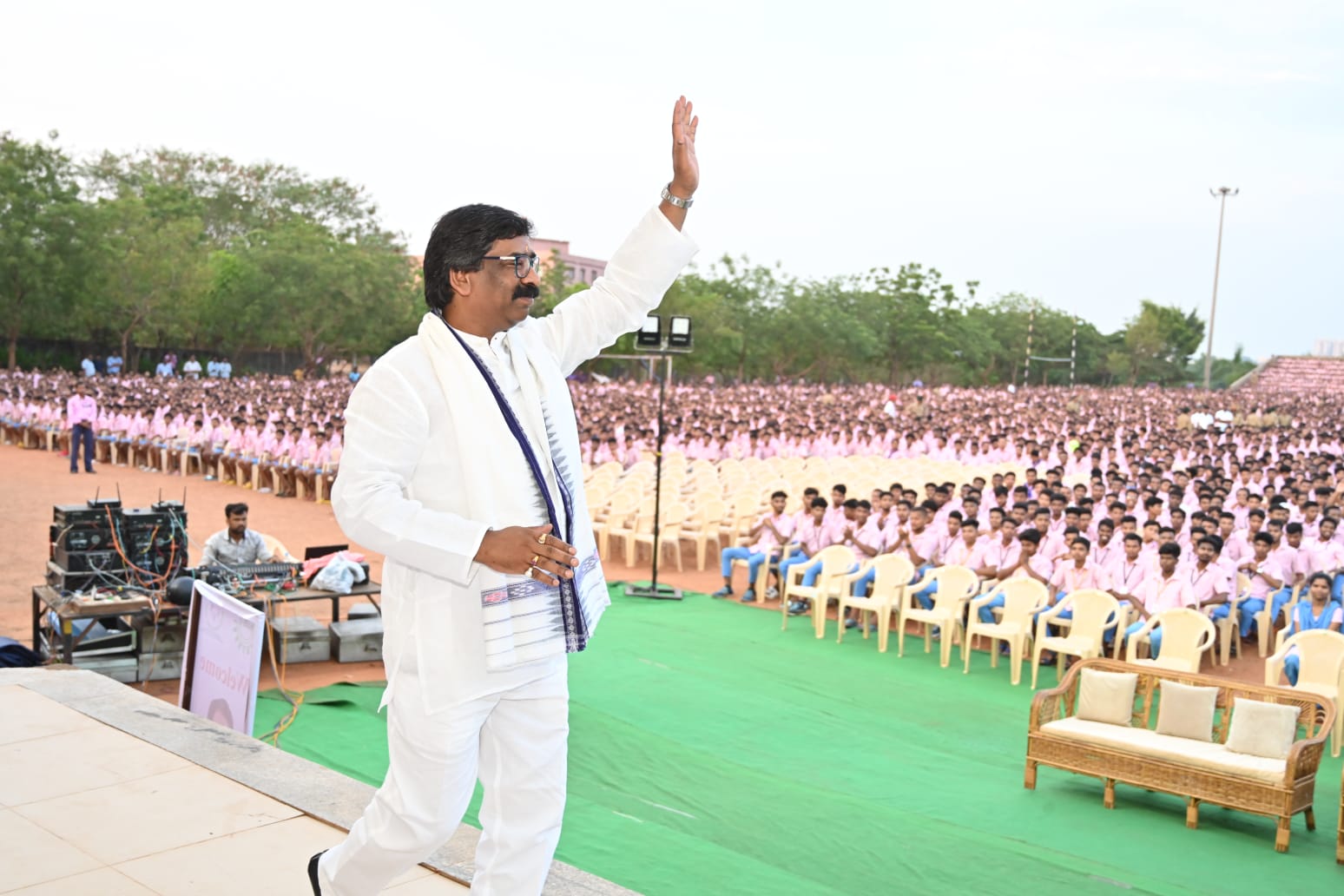 Chief Minister Mr. Hemant Soren met more than 30 thousand tribal boys and girls in Odisha