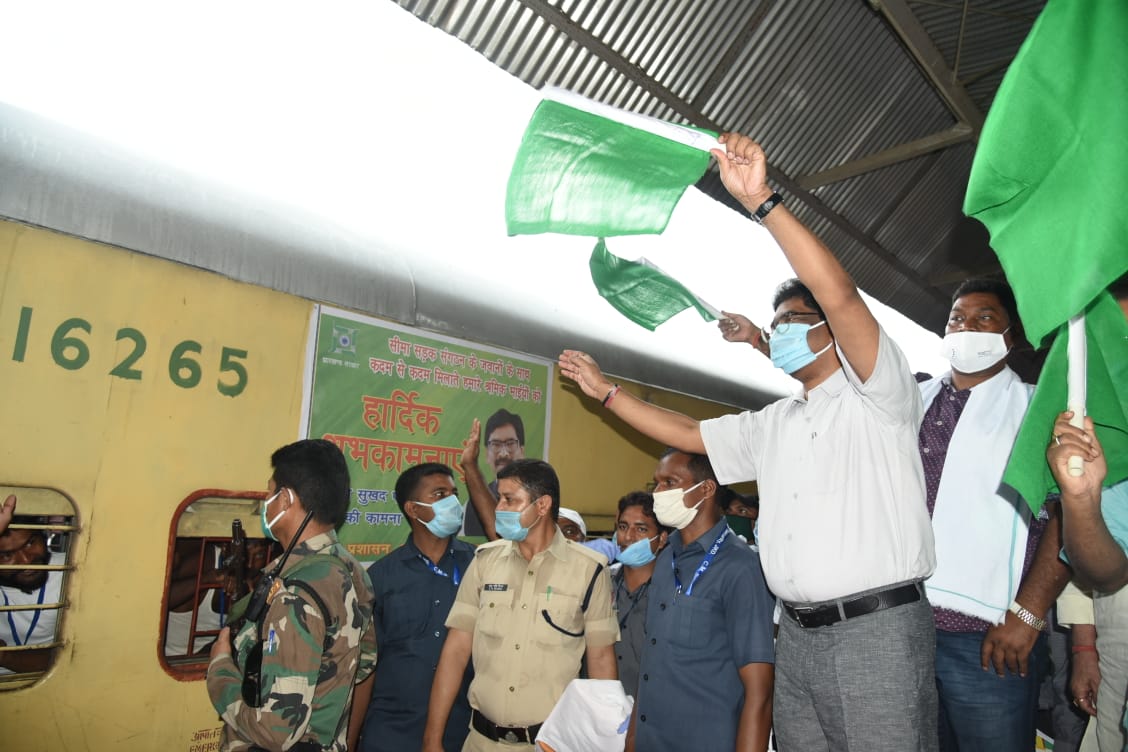 Chief Minister Mr. Hemant Soren flagging off workers through special train at Dumka station