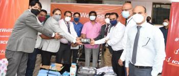 मुख्यमंत्री आवासीय कार्यालय में मुख्यमंत्री श्री हेमन्त सोरेन को कोविड से संबंधित मेडिकल इक्विपमेंट्स  प्रदान करते हुए आईसीआईसीआई बैंक के सीएसआर आर्म - आईसीआईसीआई फाउंडेशन के प्रतिनिधि ।