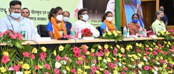 मुख्यमंत्री श्री हेमन्त सोरेन ने टोक्यो ओलंपिक में भारतीय महिला हॉकी टीम का प्रतिनिधित्व करने वालीं सुश्री निक्की प्रधान और सुश्री सलीमा टेटे को सम्मानित किया 