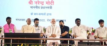 देवघर एयरपोर्ट परिसर में आयोजित समारोह में  प्रधानमंत्री श्री नरेंद्र मोदी का स्वागत एवं बाबा बैद्यनाथ धाम का मॉडल स्वरूप प्रदान करते हुए मुख्यमंत्री श्री हेमन्त सोरेन ।
