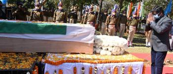 राज्यपाल श्री रमेश बैस और मुख्यमंत्री श्री हेमन्त सोरेन ने वीर शहीद एसबी तिर्की के पार्थिव शरीर पर पुष्प चक्र अर्पित कर दी श्रद्धांजलि 