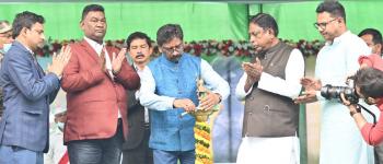 मुख्यमंत्री श्री हेमन्त सोरेन ने धरती आबा भगवान बिरसा मुंडा की जन्मस्थली उलिहातु में धरती आबा की प्रतिमा पर पुष्प अर्पित कर "आपके अधिकार - आपकी सरकार आपके द्वार" कार्यक्रम का शुभारंभ किया