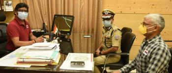  पुलिस संस्मरण दिवस के मौके पर आज मुख्यमंत्री श्री हेमन्त सोरेन को पुलिस महानिदेशक श्री एम वी राव और स्पेशल ब्रांच के अपर पुलिस महानिदेशक  श्री एम एल मीणा ने पुलिस झंडा प्रदान किया