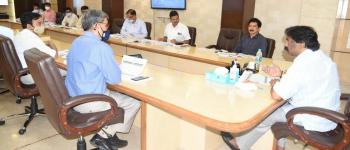 झारखण्ड मंत्रालय में ऊर्जा विभाग की समीक्षा बैठक करते हुए मुख्यमंत्री श्री हेमन्त सोरेन ।