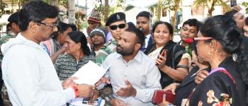 दुमका में फरियादियों ने रखी अपनी समस्याएं, मुख्यमंत्री ने दिया कार्रवाई का भरोसा 